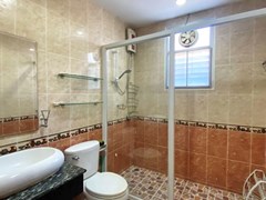 House for rent East Pattaya showing the master bathroom 