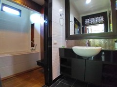 House for rent East Pattaya showing the master bathroom 