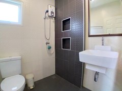 House for rent East Pattaya showing the master bathroom 