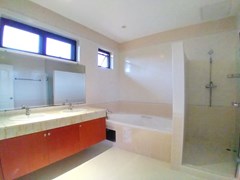 House for rent East Pattaya showing the master bathroom 