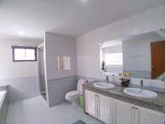 House for rent East Pattaya showing the master bathroom 