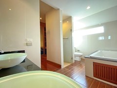 House for rent East Pattaya showing the master bathroom