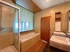 House for rent East Pattaya showing the master bathroom 