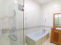 House for rent East Pattaya showing the master bathroom  