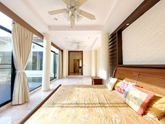 House for rent East Pattaya showing the master bedroom suite 