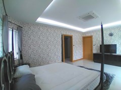 House for rent East Pattaya showing the master bedroom suite 