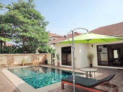 House for rent East Pattaya showing the poolside and terrace