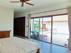 House for rent Huay Yai Pattaya showing the master bedroom with pool view 