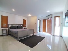 House for rent Jomtien Beach showing the master bedroom suite