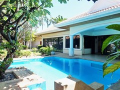 House for rent Jomtien at Jomtien Park Villas showing the house and pool
