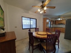 House for rent Jomtien showing the dining and kitchen areas 