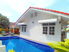 House for rent Jomtien Pattaya showing the house and pool 