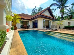 House for rent Jomtien showing the house and pool 