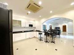 House for rent Jomtien showing the kitchen and counter breakfast bar