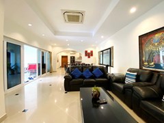 House for rent Jomtien showing the liivng, dining and kitchen areas 