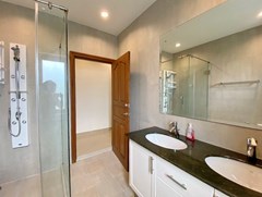 House for rent Jomtien showing the master bathroom 