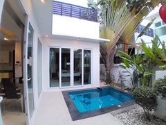 House for rent Jomtien showing the pool and terrace 