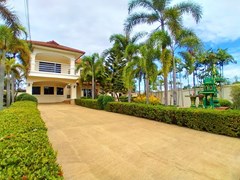 House for rent Mabprachan Pattaya showing the carport 