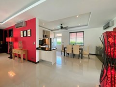 House for rent East Pattaya showing the dining and kitchen areas 