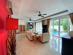 House for rent East Pattaya showing the living room with pool view 