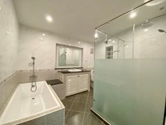 House for rent Mabprachan Pattaya showing the master bathroom 