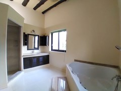 House for rent Mabprachan Pattaya showing the master bathroom 