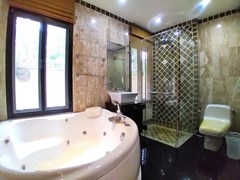 House for rent Mabprachan Pattaya showing the master bathroom 