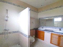 House for rent Mabprachan Pattaya showing the master bathroom 