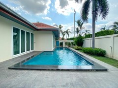 House for rent East Pattaya showing the terrace and pool 