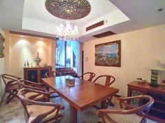 House for rent Na Jomtien showing the dining room 