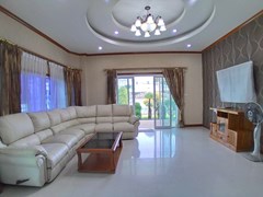 House for rent North Pattaya showing the living room 