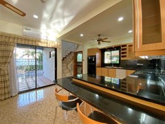 House for rent Pattaya Mabprachan showing the kitchen and breakfast bar  