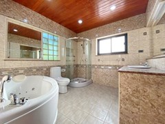 House for rent Pattaya Mabprachan showing the master bathroom 