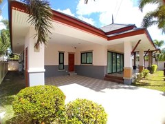 House for sale Pattaya showing the carport 