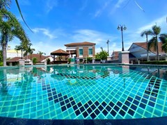 House for rent Pattaya showing the communal pool 