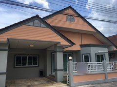 House For Rent Pattaya showing the house and carport 