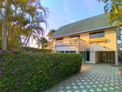 House for rent Pattaya showing the house and carport 