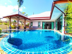 House for sale Pattaya showing the house and pool 