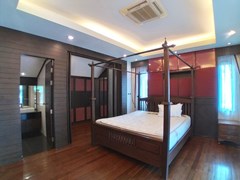 House for rent Pattaya showing the master bedroom suite 