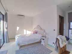 House for rent Pattaya showing the master bedroom suite 