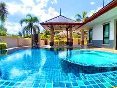 House for sale Pattaya showing the pool and sala
