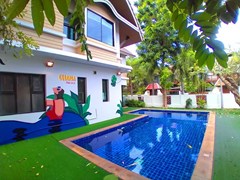 House for rent Pattaya showing the pool and terrace 