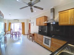 House for rent Pratumnak Hill showing the dining and kitchen areas 