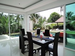 House for rent at Pattaya The Vineyard showing the dining area with swimming pool view
