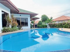 House for rent East Pattaya showing the pool