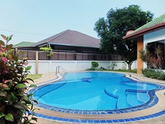 House for rent East Pattaya showing the private swimming pool