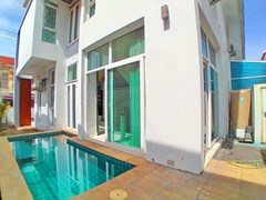 House for rent East Pattaya showing the house and pool