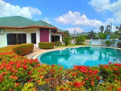 House for rent East Pattaya showing the house and pool 