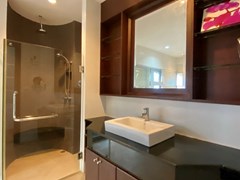 House for rent East Pattaya showing the master bathroom