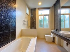 House for rent East Pattaya showing the master bathroom with bathtub 